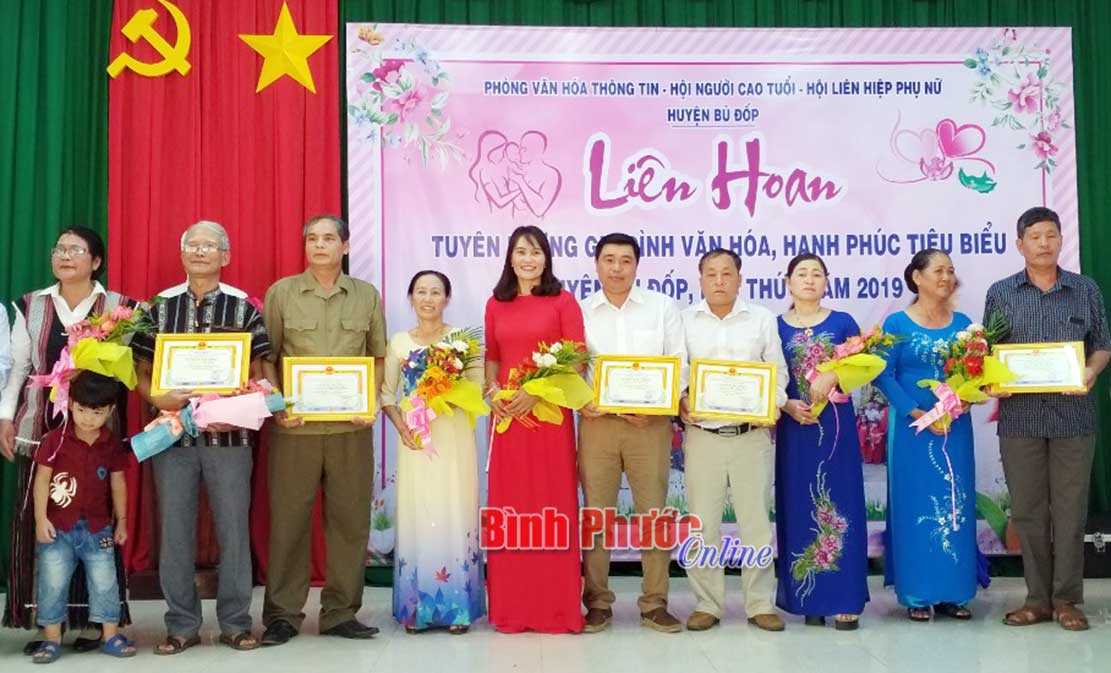 Bù Đốp tuyên dương 35 gia đình văn hóa, hạnh phúc Bù Đốp tuyên dương 35 gia đình văn hóa, hạnh phúc