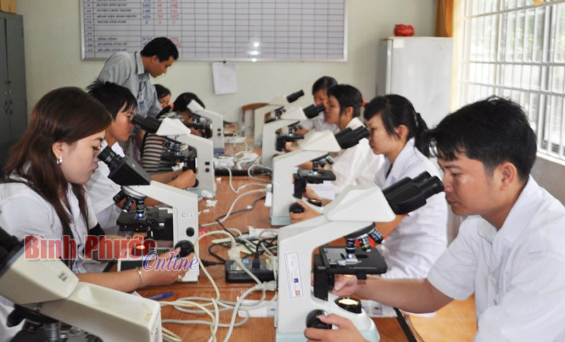 Bù Gia Mập phun thuốc diệt muỗi cho 160 hộ dân Bù Gia Mập phun thuốc diệt muỗi cho 160 hộ dân