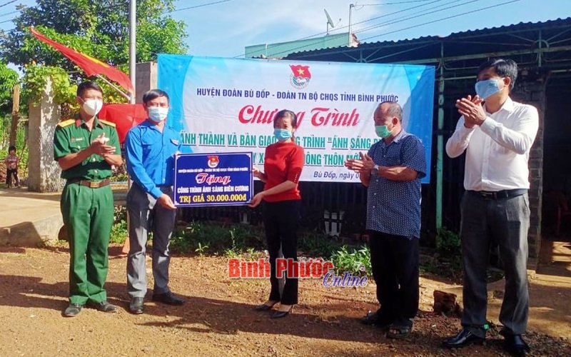 Bừng sáng đường quê Bừng sáng đường quê