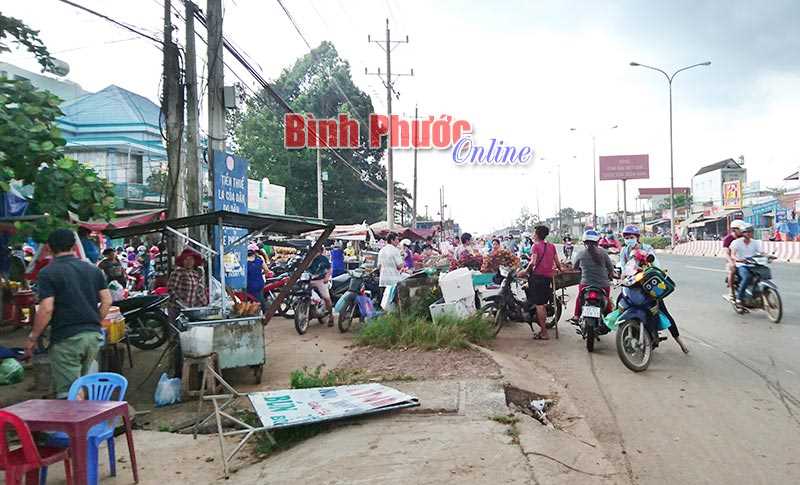 Nên cấm buôn bán tự phát giáp QL13 Nên cấm buôn bán tự phát giáp QL13