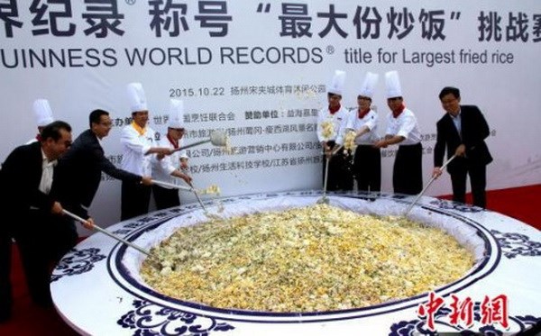 Đĩa cơm rang lập kỷ lục Guinness bị đem đổ cho lợn ăn Đĩa cơm rang lập kỷ lục Guinness bị đem đổ cho lợn ăn