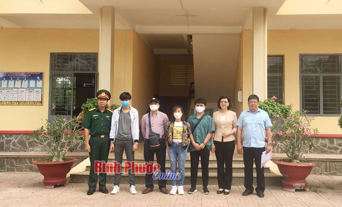 Bàn giao công dân hoàn thành cách ly phòng chống Covid-19 Bàn giao công dân hoàn thành cách ly phòng chống Covid-19