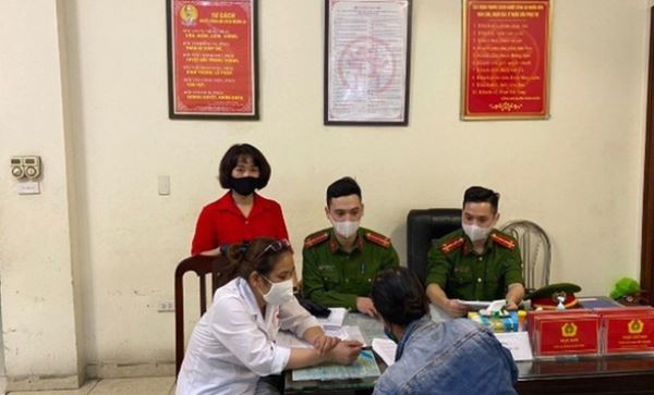Trường hợp đầu tiên ở Hà Nội không đeo khẩu trang bị phạt 200 ngàn đồng Trường hợp đầu tiên ở Hà Nội không đeo khẩu trang bị phạt 200 ngàn đồng