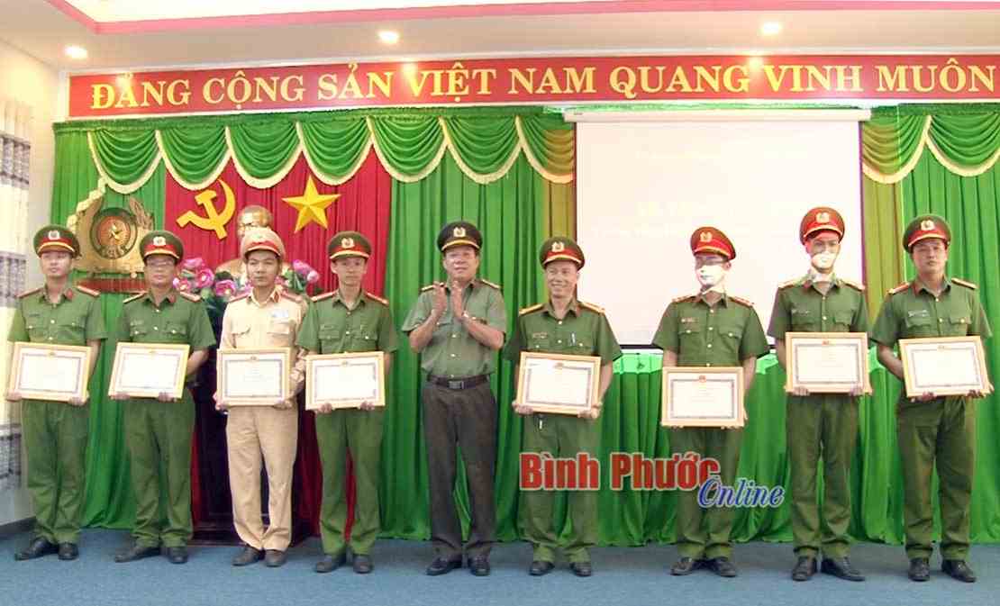 Khen thưởng đột xuất trong đấu tranh triệt phá tụ điểm đánh bạc Khen thưởng đột xuất trong đấu tranh triệt phá tụ điểm đánh bạc