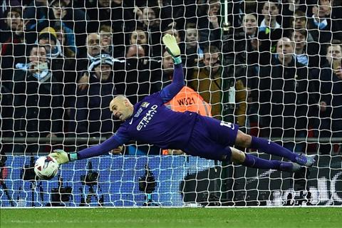 Hóa người hùng, thủ thành dự bị của Man City được ca ngợi hết lời
