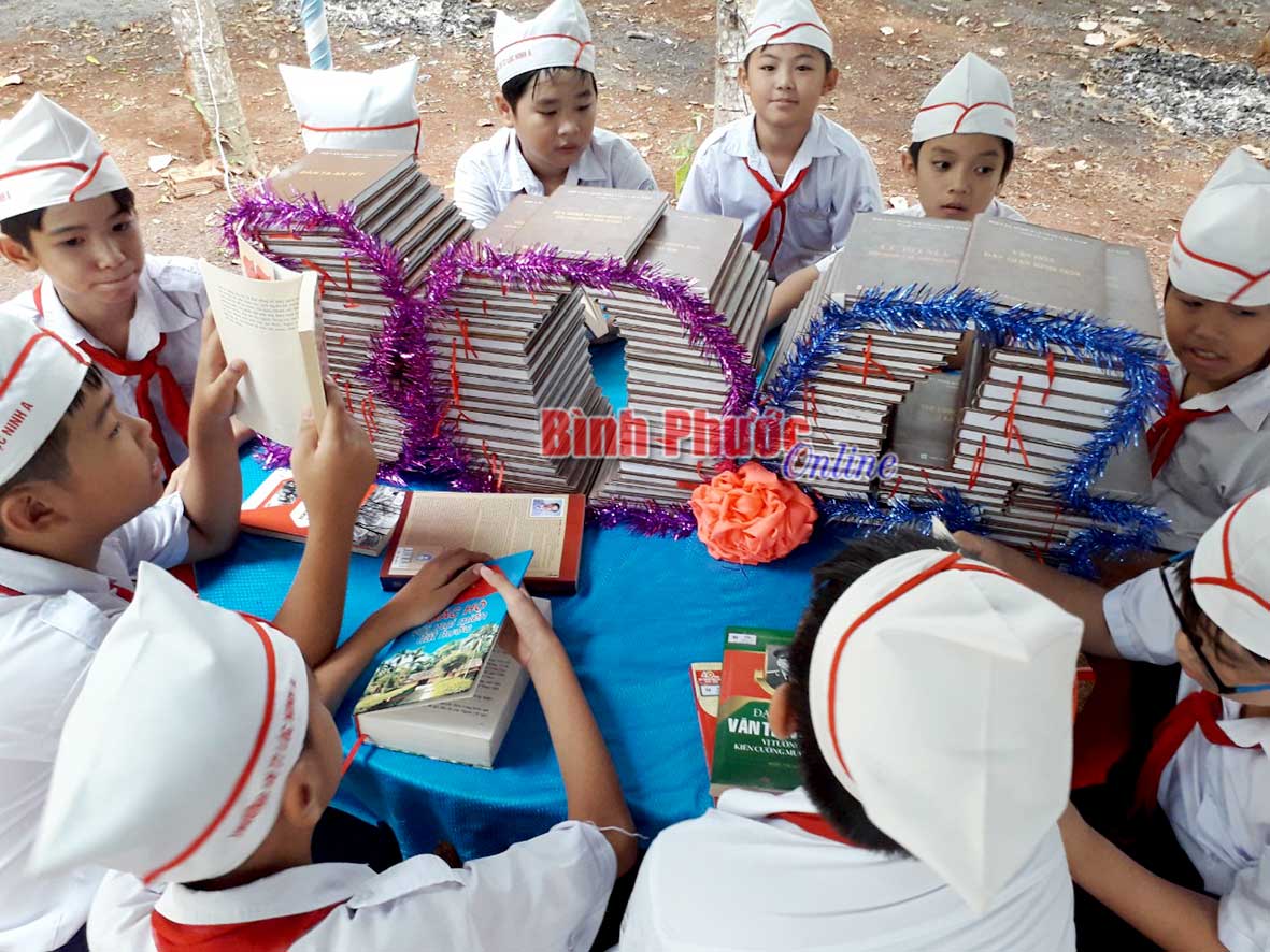 cac-em-hoc-sinh-tham-gia-doc-sach23042019020428.jpg