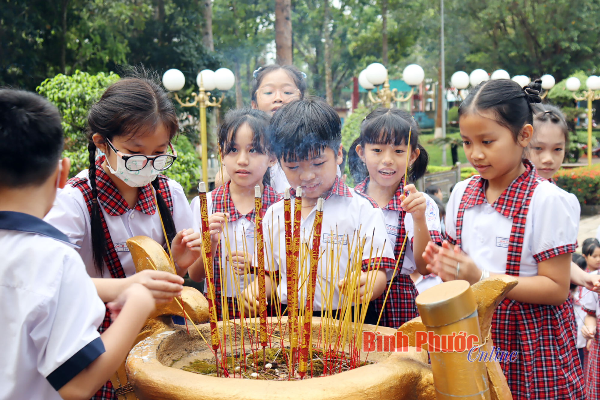 cac_em_thap_nhang_12321515022023.jpg