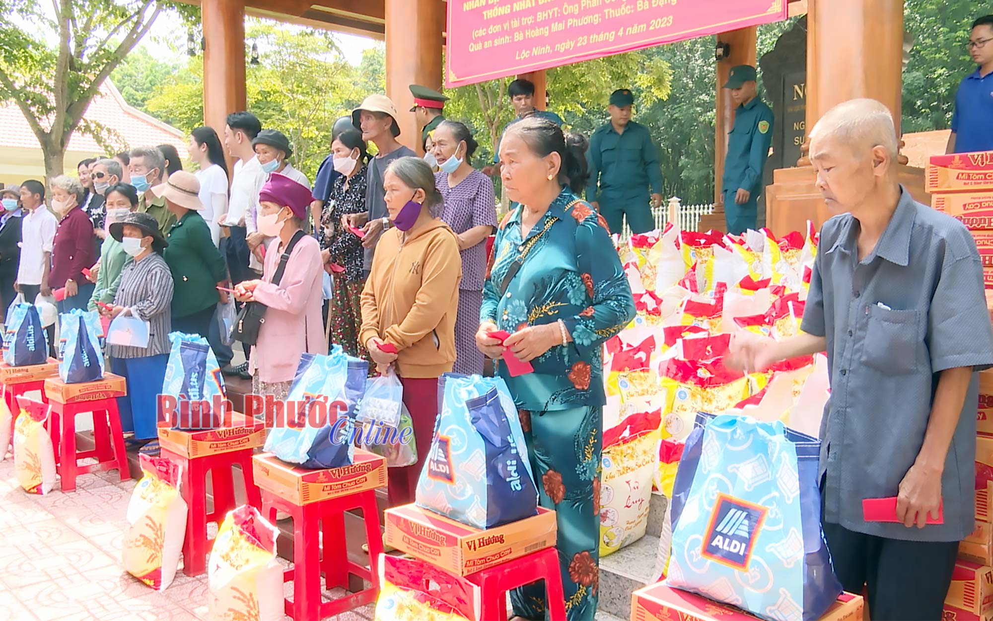 cac_ho_dan_duoc_tang_qua_10461323042023.jpg