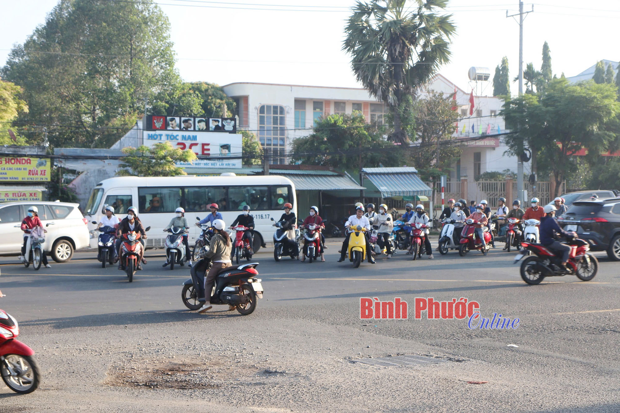 Cần lắp đèn tín hiệu giao thông