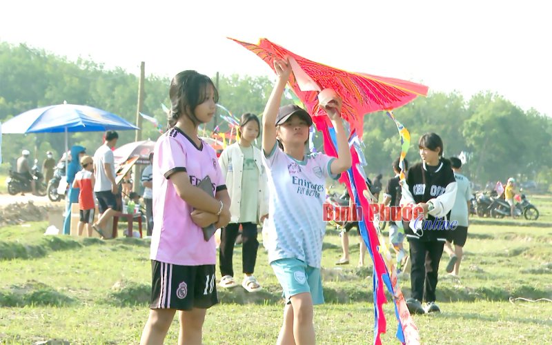 Cánh diều tháng 4
