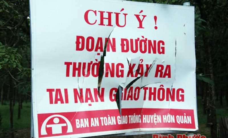 Cần nghiêm trị hành vi phá hoại biển báo giao thông