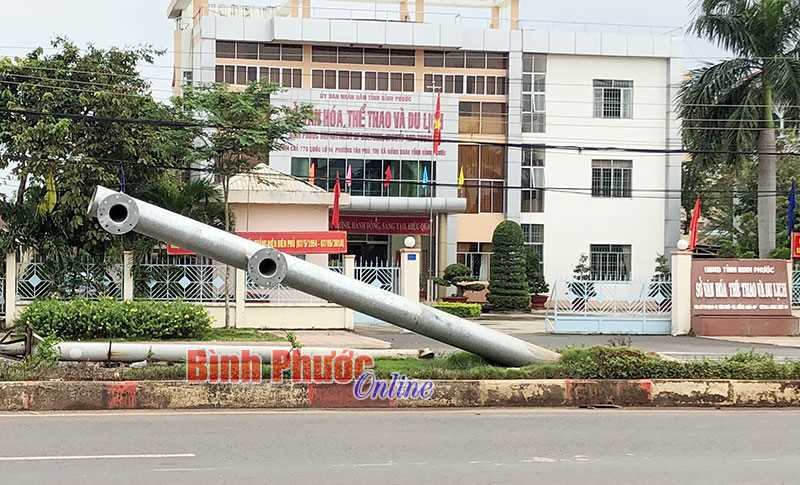 Cần sớm khắc phục cụm biển báo chỉ dẫn giao thông Cần sớm khắc phục cụm biển báo chỉ dẫn giao thông
