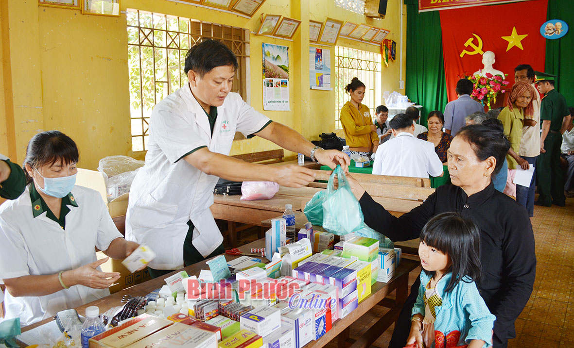 Quân y Bộ đội biên phòng khám bệnh, cấp thuốc cho đồng bào nghèo nơi biên giới Quân y Bộ đội biên phòng khám bệnh, cấp thuốc cho đồng bào nghèo nơi biên giới
