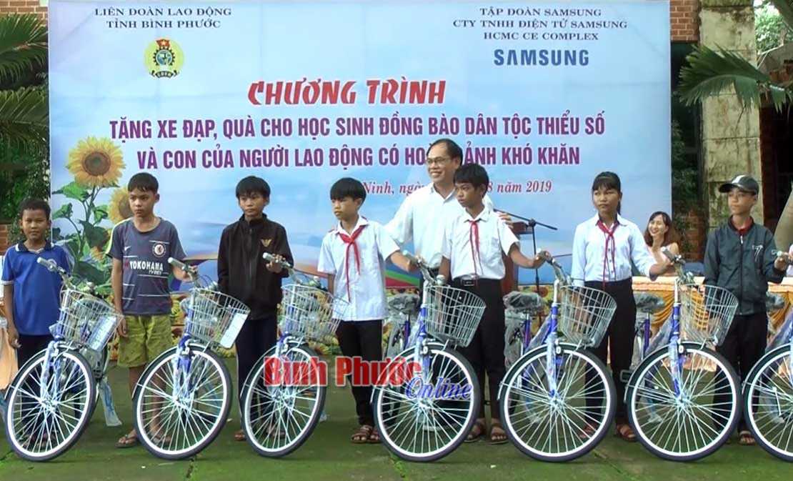 50 xe đạp tặng học sinh khó khăn 50 xe đạp tặng học sinh khó khăn