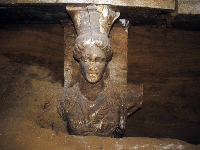 caryatidshavebeendiscoveredancientamphipolistombgreece.jpg