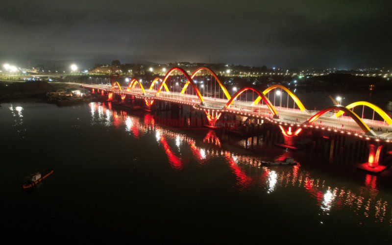 Cầu Tình Yêu lung linh về đêm