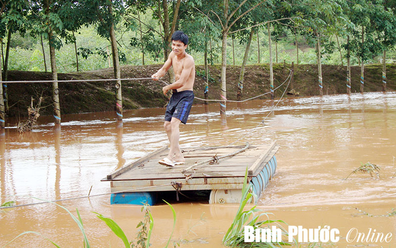 Cầu suối Nung bị “tê liệt” Cầu suối Nung bị “tê liệt”