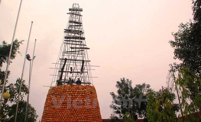 Độc đáo cây thông Noel làm từ 6.000 chiếc nồi đất tại Nghệ An