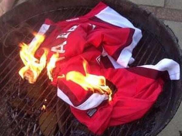 Cổ động viên của Arsenal "phát điên" đốt áo Cesc Farbegas