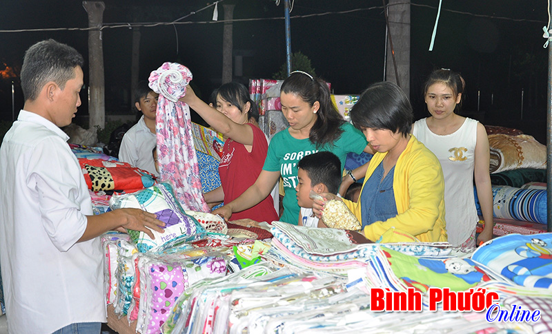 Sôi động phiên chợ đưa hàng Việt về biên giới huyện Bù Đốp Sôi động phiên chợ đưa hàng Việt về biên giới huyện Bù Đốp