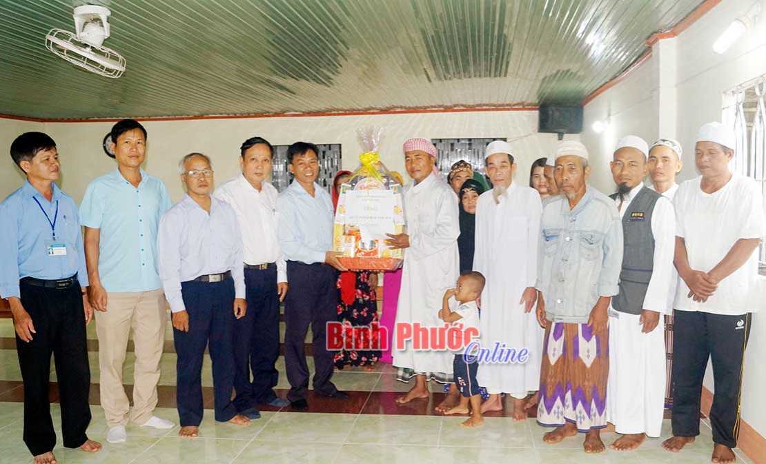 Lãnh đạo tỉnh thăm, chúc lễ Ramadal đồng bào Chăm Lãnh đạo tỉnh thăm, chúc lễ Ramadal đồng bào Chăm