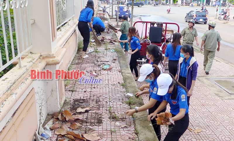 Chấn chỉnh biển hiệu và xóa quảng cáo rao vặt trái phép