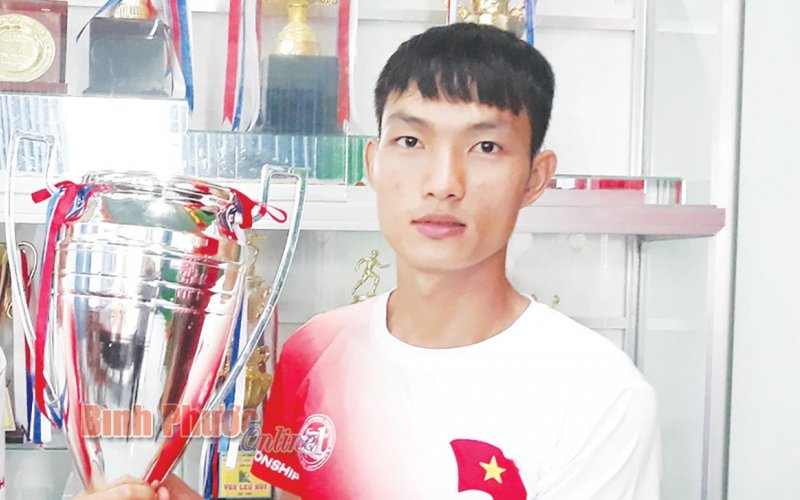 “Chàng trai vàng” làng điền kinh Bình Phước “Chàng trai vàng” làng điền kinh Bình Phước