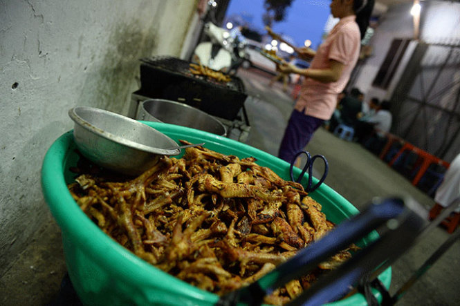 Ớn lạnh với chân gà ngoại