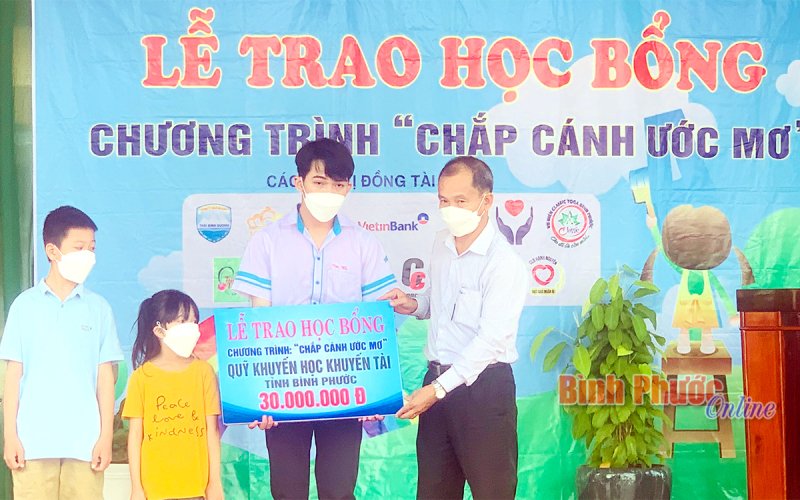 'Chắp cánh ước mơ' học sinh nghèo hiếu học