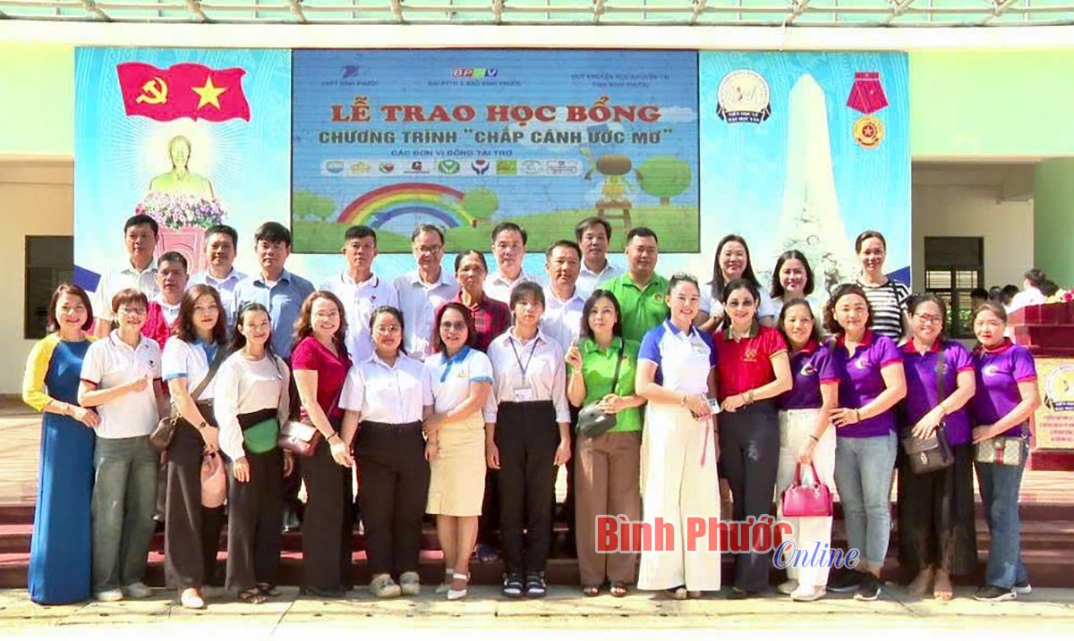'Chắp cánh ước mơ' trao học bổng 149 triệu đồng