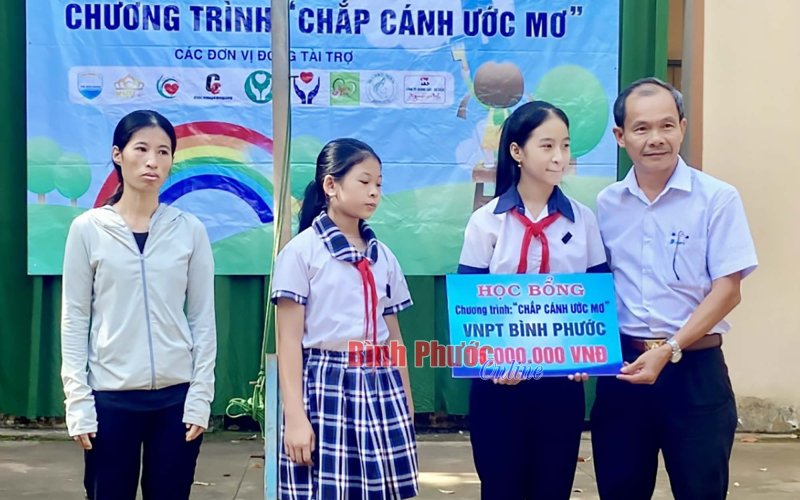 ‘Chắp cánh ước mơ’ - vì học trò nghèo
