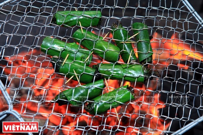 Chả trâu cuốn lá bưởi nướng - đặc sản ẩm thực Hòa Bình
