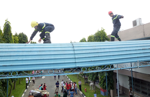 Ống thông gió bốc cháy, 1.000 công nhân tháo chạy Ống thông gió bốc cháy, 1.000 công nhân tháo chạy