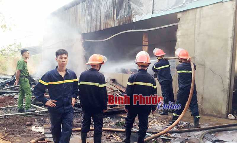 Cháy xưởng gỗ ở Phước Long, ước thiệt hại khoảng 800 triệu đồng Cháy xưởng gỗ ở Phước Long, ước thiệt hại khoảng 800 triệu đồng