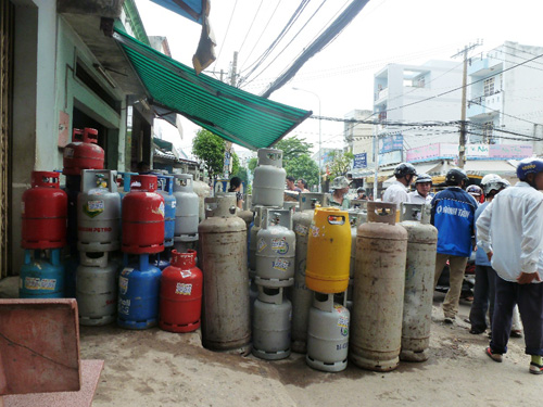 Hoảng loạn vì cháy cửa hàng gas Hoảng loạn vì cháy cửa hàng gas