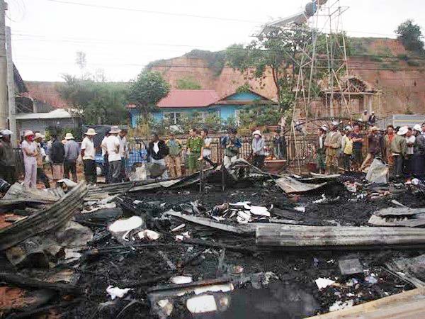 Cháy lớn thiêu rụi căn nhà gỗ trong khu dân cư tại Đà Lạt Cháy lớn thiêu rụi căn nhà gỗ trong khu dân cư tại Đà Lạt