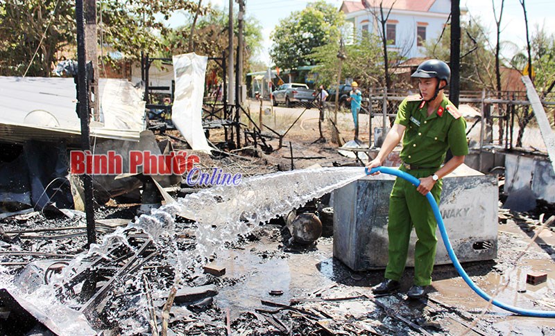 Tự đốt nhà do mâu thuẫn gia đình Tự đốt nhà do mâu thuẫn gia đình