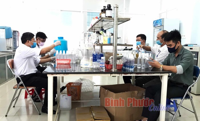 Pha chế 600 chai nước rửa tay sát khuẩn phục vụ người dân phòng dịch Covid-19