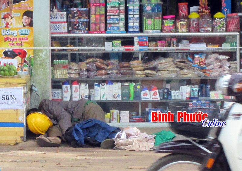 Người đàn ông lang thang nằm chết trước cửa hàng tạp hóa Người đàn ông lang thang nằm chết trước cửa hàng tạp hóa
