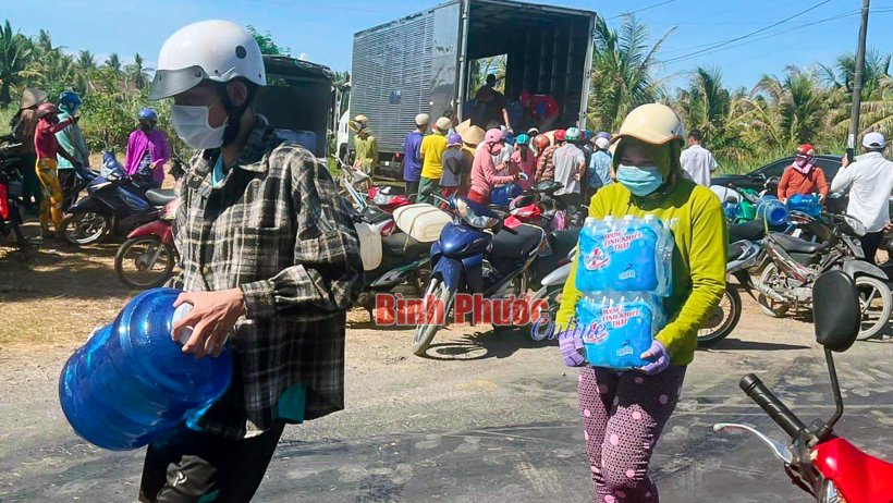 Chia sẻ khó khăn với người dân vùng hạn Chia sẻ khó khăn với người dân vùng hạn