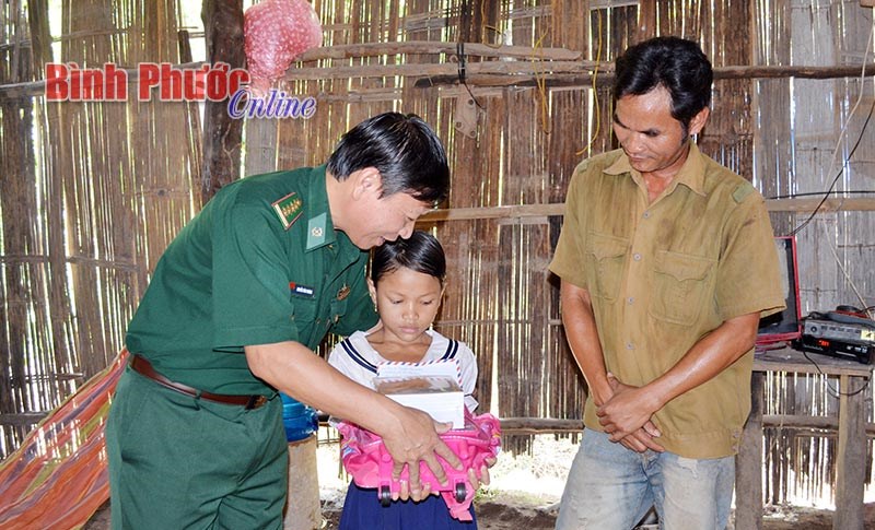 Chia khó cùng học sinh nghèo vùng biên Chia khó cùng học sinh nghèo vùng biên