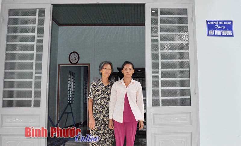 Chi bộ Phú Trung tặng nhà tình thương cho hộ nghèo Chi bộ Phú Trung tặng nhà tình thương cho hộ nghèo