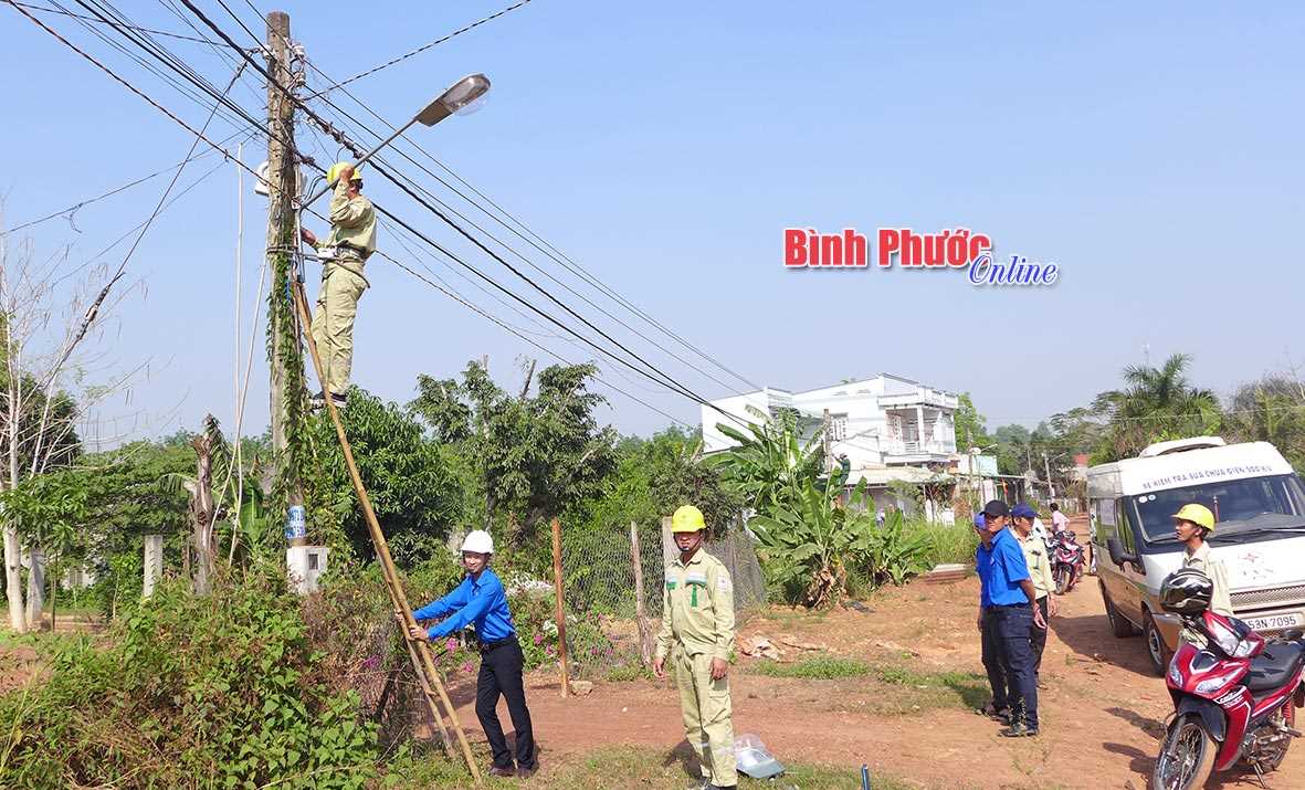 Thị đoàn Đồng Xoài bàn giao công trình "Thắp sáng đường quê" Thị đoàn Đồng Xoài bàn giao công trình "Thắp sáng đường quê"