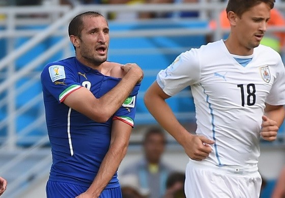 Chiellini hối hận vì đẩy Suarez… 'xuống bùn' Chiellini hối hận vì đẩy Suarez… 'xuống bùn'