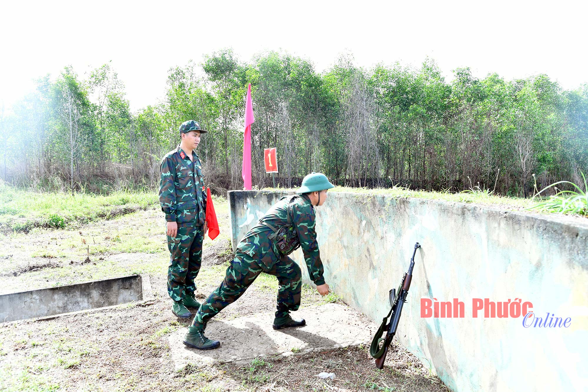 Chiến sĩ mới Tiểu đoàn 2 tự tin trong kiểm tra thực hành ném lựu đạn