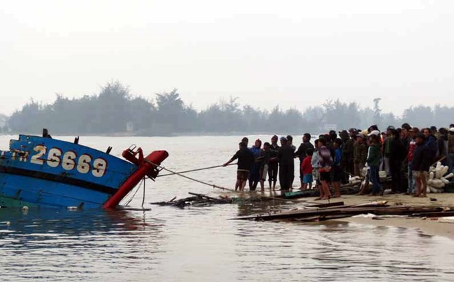 Thừa Thiên-Huế: Chìm tàu cá, 3 người chết, 1 mất tích