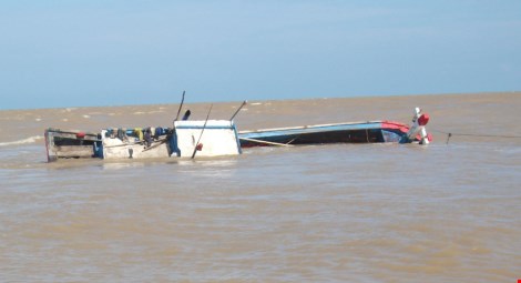 Điều tra vụ tàu nước ngoài tông chìm tàu cá Bình Định
