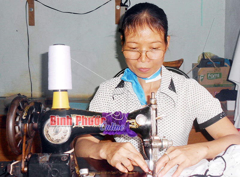 Chị Vũ Thị Hảo - Thợ may khuyết tật khéo tay Chị Vũ Thị Hảo - Thợ may khuyết tật khéo tay