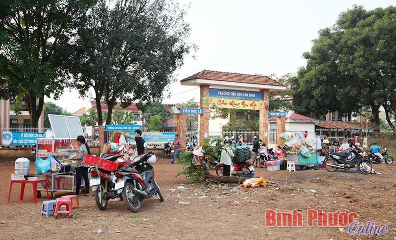 Ảnh phê bình: “Chợ” bủa vây cổng Trường tiểu học Tân Bình Ảnh phê bình: “Chợ” bủa vây cổng Trường tiểu học Tân Bình