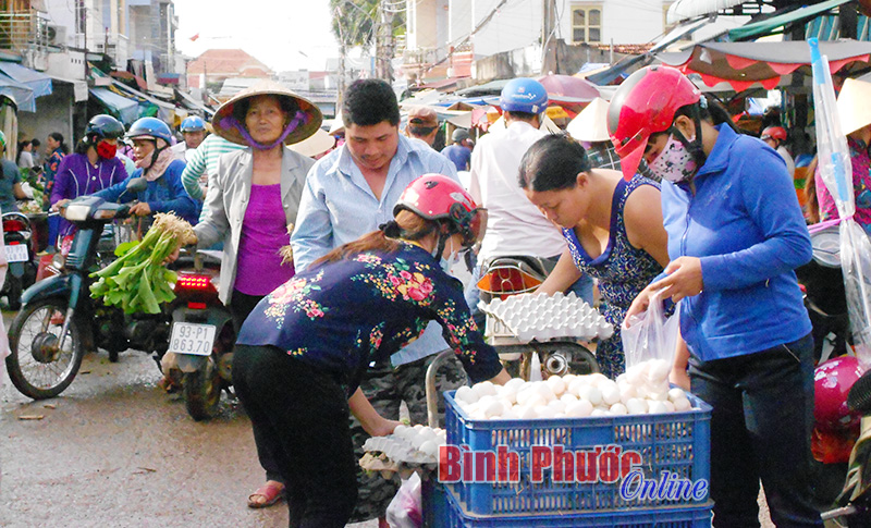 Để chợ Đồng Xoài không còn cảnh “gạt bèo trong ao”?